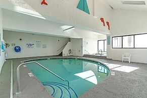 Coastal Retreat: Beach Access & Modern Comforts 2 Bedroom Condo