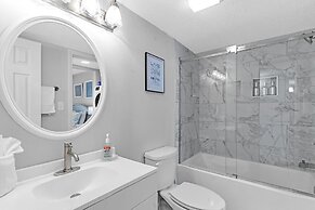 Coastal Retreat: Beach Access & Modern Comforts 2 Bedroom Condo