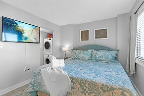 Coastal Retreat: Beach Access & Modern Comforts 2 Bedroom Condo