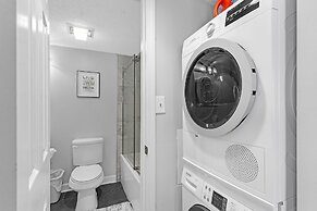 Coastal Retreat: Beach Access & Modern Comforts 2 Bedroom Condo