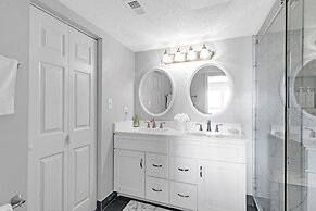 Coastal Retreat: Beach Access & Modern Comforts 2 Bedroom Condo