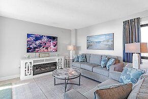 Coastal Retreat: Beach Access & Modern Comforts 2 Bedroom Condo