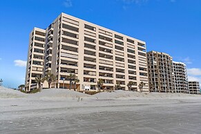 Coastal Retreat: Beach Access & Modern Comforts 2 Bedroom Condo