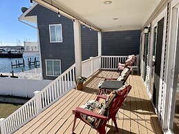 Big Waterfront House W/ Amazing View And Swim Deck 3 Bedroom Home