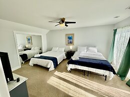 Big Waterfront House W/ Amazing View And Swim Deck 3 Bedroom Home