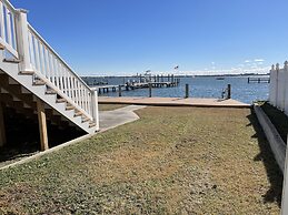 Big Waterfront House W/ Amazing View And Swim Deck 3 Bedroom Home