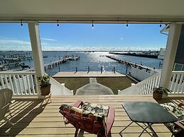Big Waterfront House W/ Amazing View And Swim Deck 3 Bedroom Home