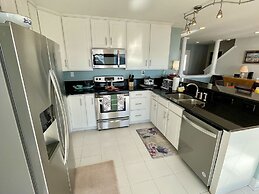 Big Waterfront House W/ Amazing View And Swim Deck 3 Bedroom Home