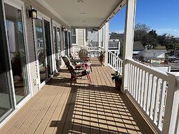 Big Waterfront House W/ Amazing View And Swim Deck 3 Bedroom Home