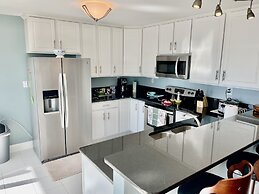 Big Waterfront House W/ Amazing View And Swim Deck 3 Bedroom Home