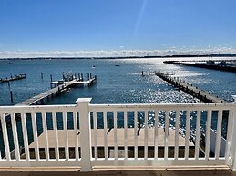 Big Waterfront House W/ Amazing View And Swim Deck 3 Bedroom Home