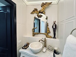 Conacul Coroanei Luxury Boutique