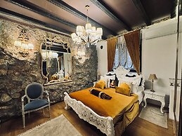 Conacul Coroanei Luxury Boutique