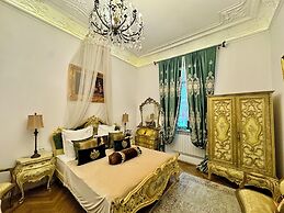 Conacul Coroanei Luxury Boutique