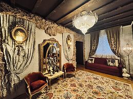Conacul Coroanei Luxury Boutique