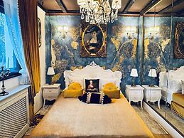 Conacul Coroanei Luxury Boutique