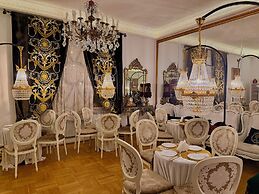 Conacul Coroanei Luxury Boutique