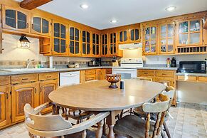 Lakefront Cabin w/ Shared Beach in Cecil!