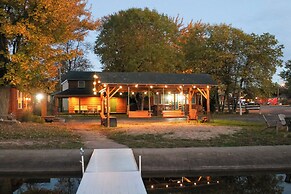 Lakefront Cabin w/ Shared Beach in Cecil!
