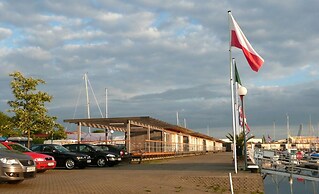 Hausboot in Kroeslin am Bodden
