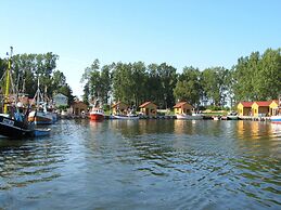 Hausboot in Kroeslin am Bodden