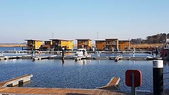 Hausboot in Kroeslin am Bodden