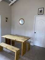 Vee's Country Apartments