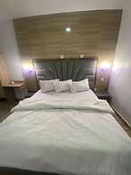 DE EMERITUS COURTYARD HOTEL