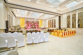 Fabhotel Mahalaxmii Grand