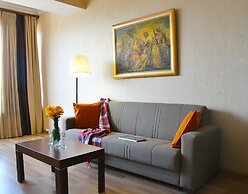 Chic 1BR Cascade Views and Near Opera