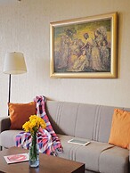 Chic 1BR Cascade Views and Near Opera