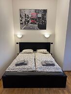 Cosy Studio With Terrace Near Florenc