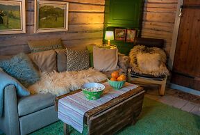 Cozy Cabin Retreat in Scenic Valley, E6 South of Trondheim