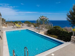 Villa Dinos With Swimming Pool