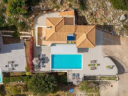Villa Dinos With Swimming Pool