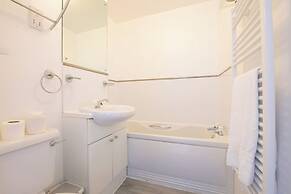 2 Bed Apartment Overlooking Water