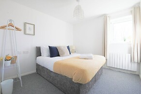 2 Bed Apartment Overlooking Water