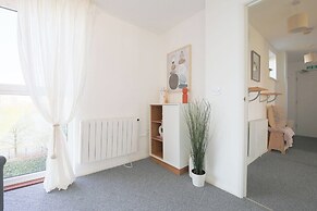 2 Bed Apartment Overlooking Water