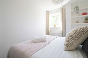 2 Bed Apartment Overlooking Water