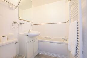 2 Bed Apartment Overlooking Water