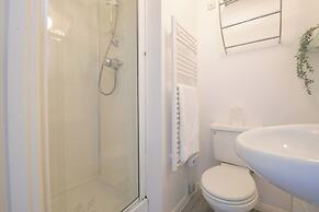2 Bed Apartment Overlooking Water