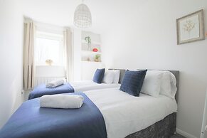 2 Bed Apartment Overlooking Water
