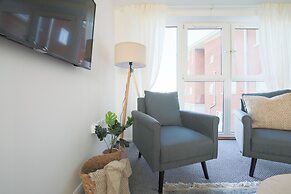 2 Bed Apartment Overlooking Water