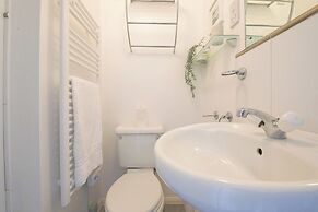 2 Bed Apartment Overlooking Water