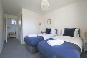 2 Bed Apartment Overlooking Water