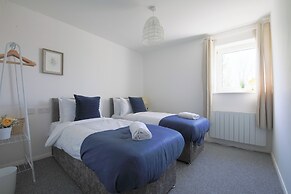 2 Bed Apartment Overlooking Water