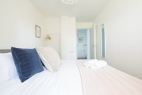 2 Bed Apartment Overlooking Water