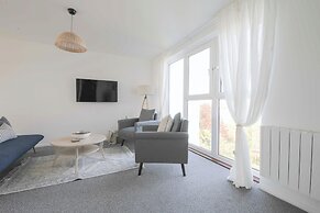 2 Bed Apartment Overlooking Water