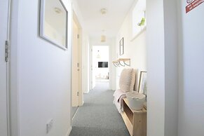 2 Bed Apartment Overlooking Water