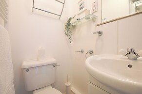 2 Bed Apartment Overlooking Water